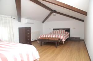 Łóżko lub łóżka w pokoju w obiekcie Casa rural Dalia
