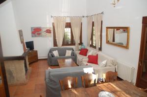 salon z kanapą i stołem w obiekcie Casa rural Dalia w mieście Sierra de Fuentes