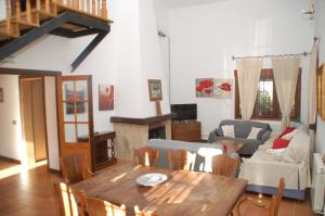 salon ze stołem i kanapą w obiekcie Casa rural Dalia w mieście Sierra de Fuentes