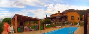 dom z basenem przed domem w obiekcie Casa rural Dalia w mieście Sierra de Fuentes