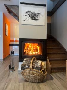 - Sala de estar con chimenea y cesta en BIESZCZADZKI RAJ Komfortowe domy z kominkami i Sauną na obiekcie, en Olchowiec 61 fotos más