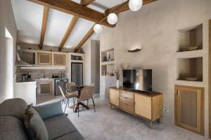 a living room with a couch and a table at Villa Carrubbu in Favignana