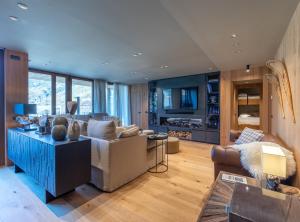 a living room with a couch and a table at W Isard LODGE 12 PEOPLE in El Tarter