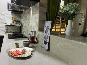 un piatto di carote su un bancone in cucina di La Calma Private Pool a Jitra