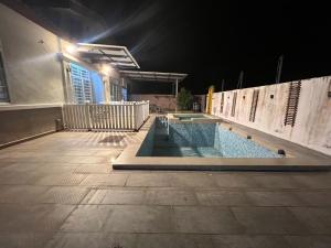 una piscina vuota di notte con luci di La Calma Private Pool a Jitra
