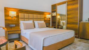 Een bed of bedden in een kamer bij Ölüdeniz Turquoise Hotel - All Inclusive