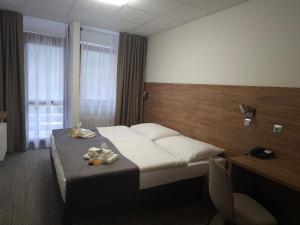 A bed or beds in a room at Hotel Flóra