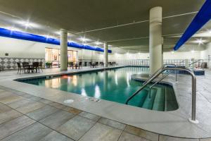 Πισίνα στο ή κοντά στο Phoenix West Condominiums