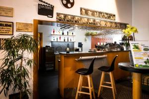 The lounge or bar area at Hotel Flóra