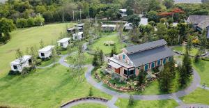 WangkataBat Cave Glamping Khao Yai的享有大房子空中美景,设有庭院