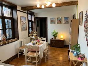 Un comedor con una mesa y sillas en una habitación. en Maison Corneille proche de Lille, en Hem