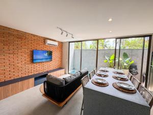 Et tv og/eller underholdning på Casa Piscina Privativa I Capela I Mar 100 metros