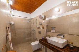 Ένα μπάνιο στο StayVista at Ekaa House with BBQ, Bonfire, WiFi, Lawn & Pet Friendly +26 φωτογραφίες