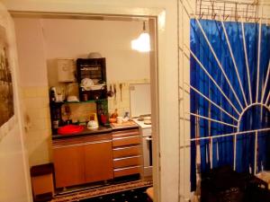 una cocina con fregadero y encimera en Terazije Beograd, en Belgrado