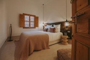 une chambre avec un grand lit blanc avec des oreillers dans l'établissement Riad Babel au coeur de la Médina, à Marrakech 133 autres photos