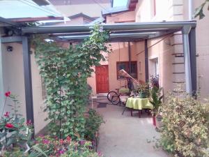 una pérgola con una mesa y algunas plantas en Terazije Beograd, en Belgrado
