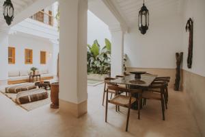 une salle à manger avec une table et des chaises dans l'établissement Riad Babel au coeur de la Médina, à Marrakech