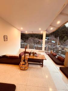 Skyard Hostel Harshil Valley的休息区