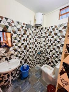 Skyard Hostel Harshil Valley的一间浴室