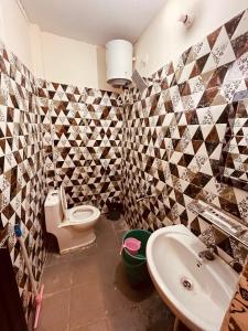 HarsilSkyard Hostel Harshil Valley的带马桶和水槽的浴室