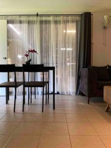 Cosy, private guest house with pool and private parking的休息区