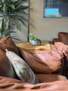 Cosy, private guest house with pool and private parking的休息区