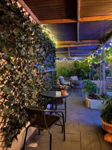 罗金汉姆Cosy, private guest house with pool and private parking的庭院配有桌椅和植物 更多18张照片