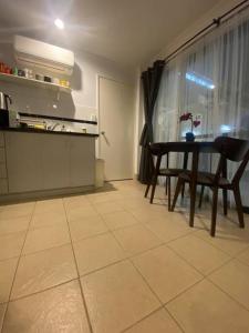 Cosy, private guest house with pool and private parking的厨房或小厨房