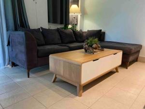 Cosy, private guest house with pool and private parking的休息区
