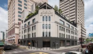 ein großes weißes Gebäude in einer Stadtstraße mit Gebäuden in der Unterkunft Else Kuala Lumpur in Kuala Lumpur