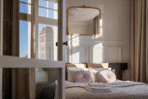 Ένα ή περισσότερα κρεβάτια σε δωμάτιο στο Merchants - Apartamenty Kupieckie with free parking