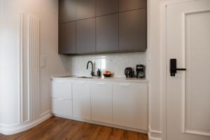Η κουζίνα ή μικρή κουζίνα στο Merchants - Apartamenty Kupieckie with free parking +48 φωτογραφίες