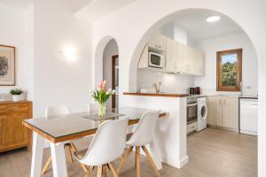 A kitchen or kitchenette at Villa Bini Chic
