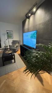 ウッチにあるSkiperの大型薄型テレビのあるリビングルーム