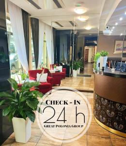 een lobby met een incheckbord op de vloer bij Great Polonia Kraków Kazimierz in Krakau