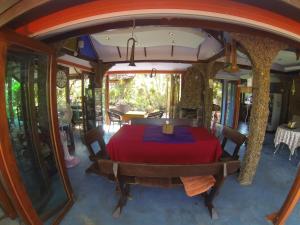 une salle à manger avec une table dans une maison dans l'établissement Riverside, à Ban Cho Lae