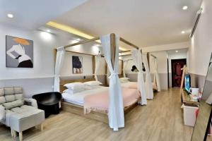Letto o letti in una camera di Shanghai Monegative Time Garden Hotel Disney Store