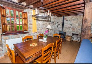 a dining room with a wooden table and chairs at Casa Horno in Robledo
