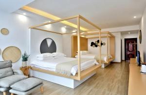 Letto o letti in una camera di Shanghai Monegative Time Garden Hotel Disney Store