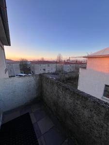 Homely flat with amazing views في ريكيافيك: منظر من الشرفة على مبنى
