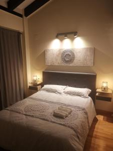 ein Schlafzimmer mit einem Bett mit zwei Handtüchern darauf in der Unterkunft Casa Rural La Sarana in El Ronquillo