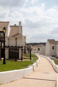 ein Gehweg vor einem Gebäude in der Unterkunft Casa Rural La Sarana in El Ronquillo