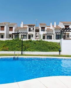 einem blauen Pool vor einem Gebäude in der Unterkunft Casa Rural La Sarana in El Ronquillo