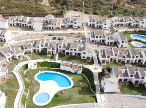 eine Luftaufnahme eines Resorts mit Swimmingpool in der Unterkunft Casa Rural La Sarana in El Ronquillo + 18 Fotos