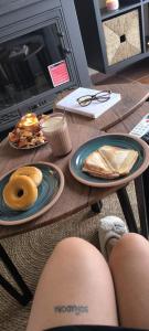 einen Holztisch mit einem Tisch mit Essen drauf in der Unterkunft Casa Rural La Sarana in El Ronquillo