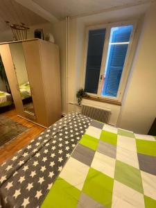una camera da letto con un letto e una trapunta con bandiera americana di Delemont Bliues Hostel a Delémont