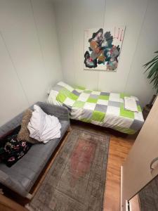 un soggiorno con due letti e un divano di Delemont Bliues Hostel a Delémont