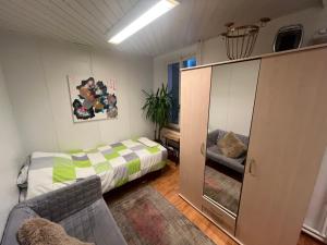 soggiorno con letto e armadio di Delemont Bliues Hostel a Delémont