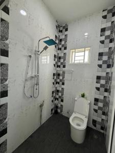 Koupelna v ubytování Homestay Bajet Cikgu Amin