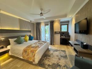 TV a/nebo společenská místnost v ubytování Crown Beach Hotel Seychelles
